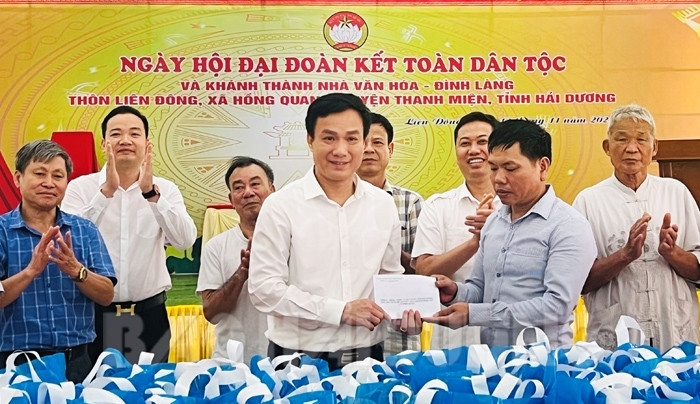 VIDEO: Đồng chí Chủ tịch UBND tỉnh Triệu Thế Hùng thăm, tặng quà tại thôn Liên Đông